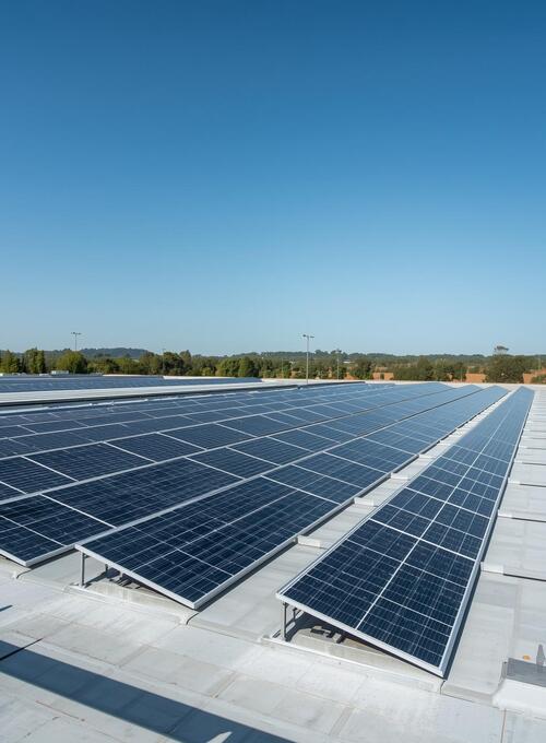 Pannelli fotovoltaici sul tetto di uno degli stabilimenti de laprima plastics. Cielo terso, fila di pannelli.