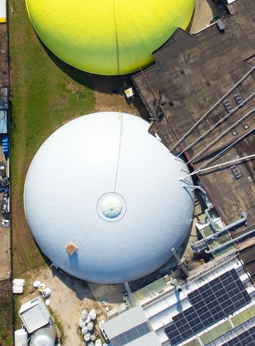 Veduta aerea stabilimento laprima plastics con cupole Bini e pannelli fotovoltaici montati.